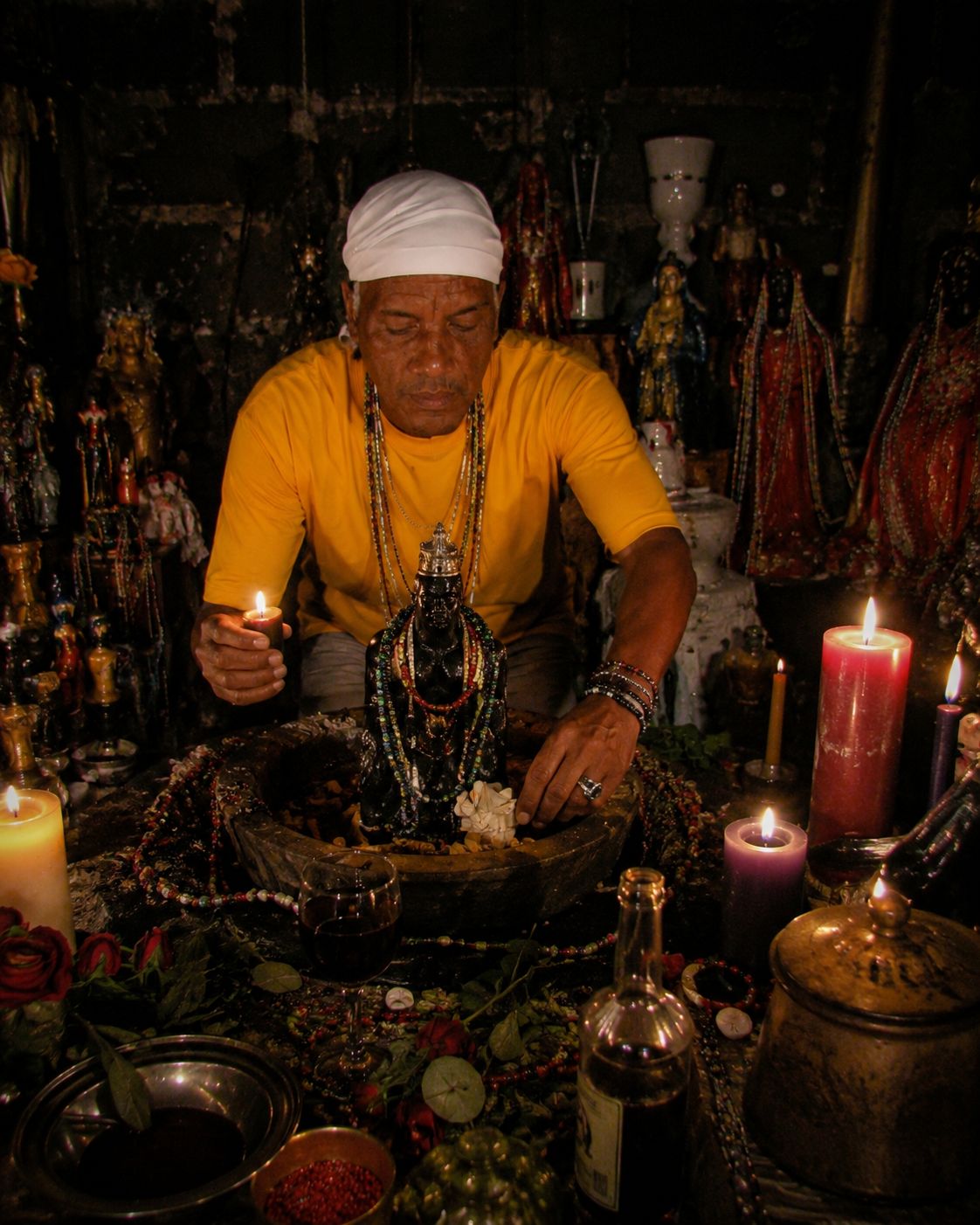 Maestro León Obba realizando un ritual de amarre